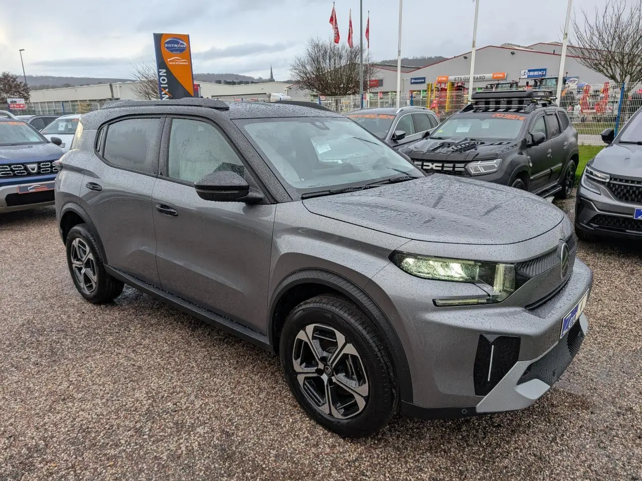 Vue 3/4 avant d'un Citroën C3 Aircross 2025 gris métallisé avec toit noir et jantes alliage 17 pouces.