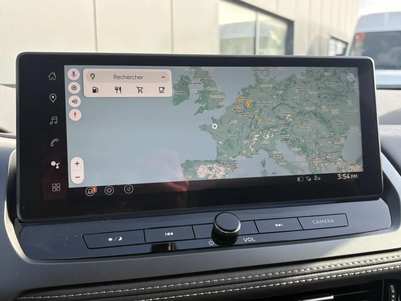 Vue rapprochée de l'écran tactile du tableau de bord du Nissan Qashqai noir, affichant une carte de navigation.