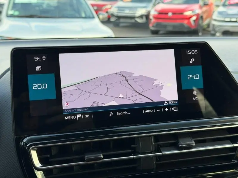 Écran tactile central du tableau de bord du Citroën C5 Aircross gris 2024, affichant la navigation et la climatisation.