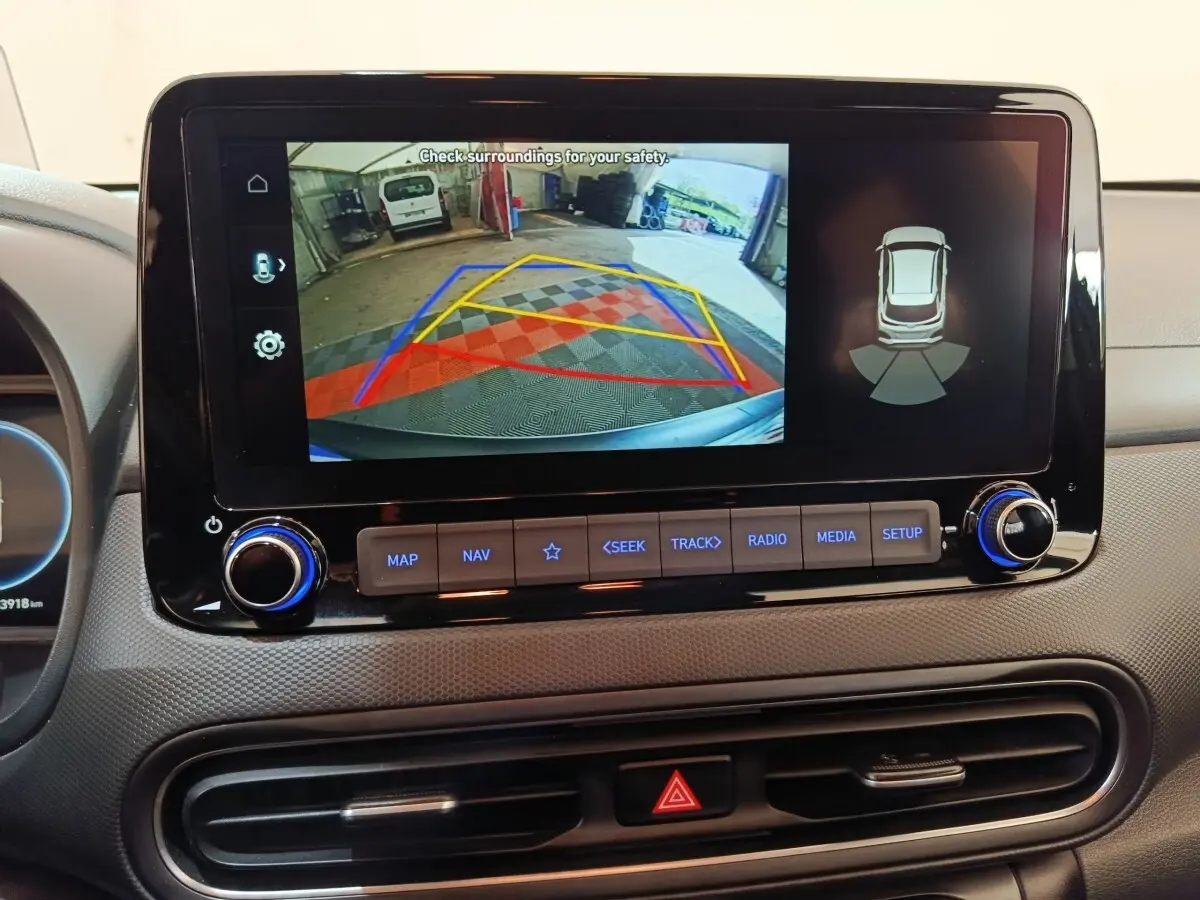 Écran tactile central du Hyundai Kona 2023 affichant la caméra de recul avec guidage de trajectoire coloré.