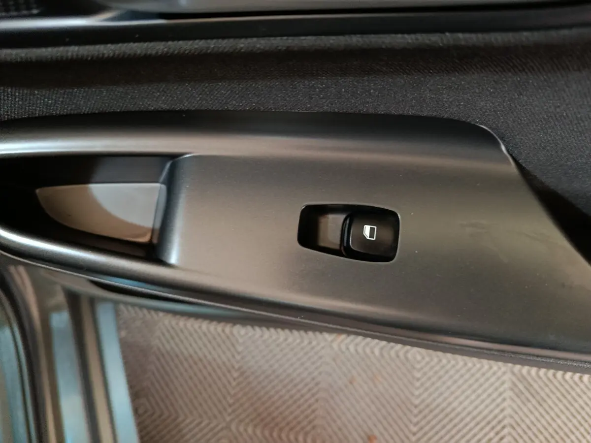 Bouton de commande de vitre sur la portière intérieure côté conducteur d'une Hyundai Kona gris foncé 2023.