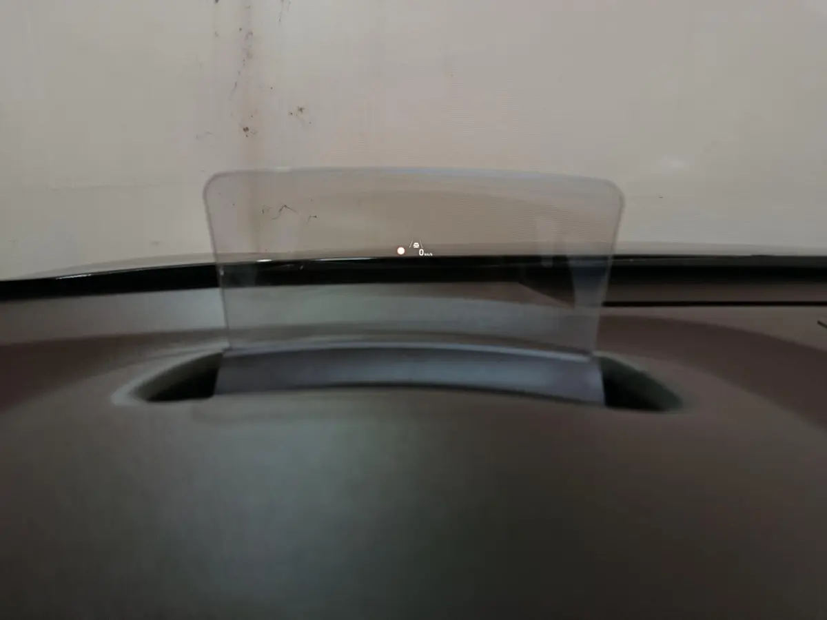 Affichage tête haute transparent du tableau de bord du Hyundai Kona 1.6 Hybrid 2023, vue intérieure frontale.