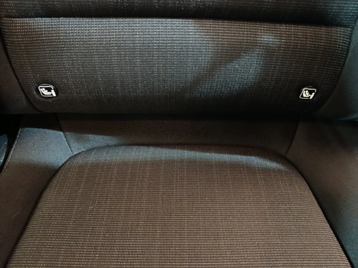 Gros plan sur la banquette arrière noire du Hyundai Kona 1.6 Hybrid 2023 avec fixations Isofix visibles.
