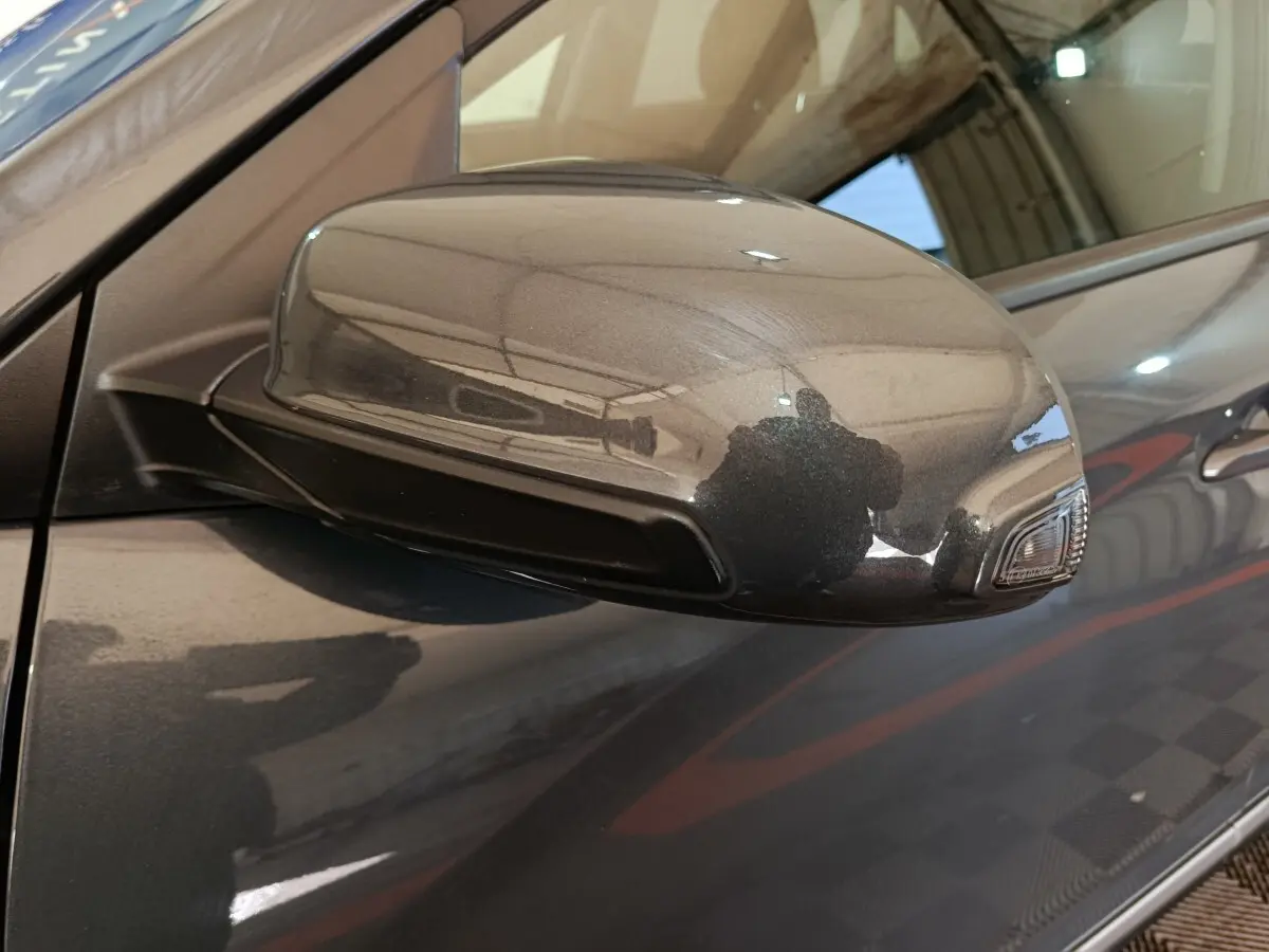Rétroviseur droit gris foncé du Hyundai Kona 1.6 Hybrid 2023 avec clignotant intégré, vue rapprochée côté passager.