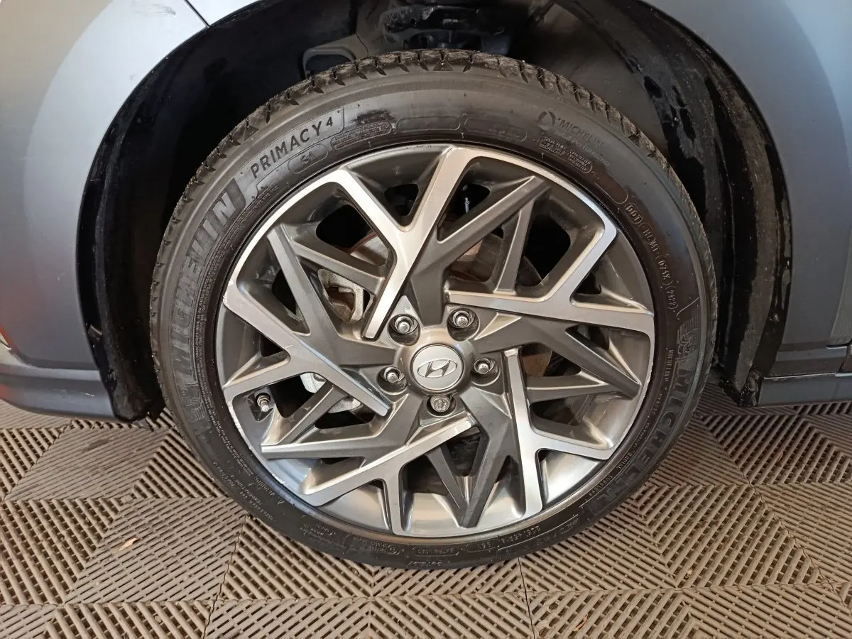 Gros plan sur la roue avant droite gris foncé d’un Hyundai Kona 1.6 Hybrid 141 Creative HEV avec jante alliage moderne.
