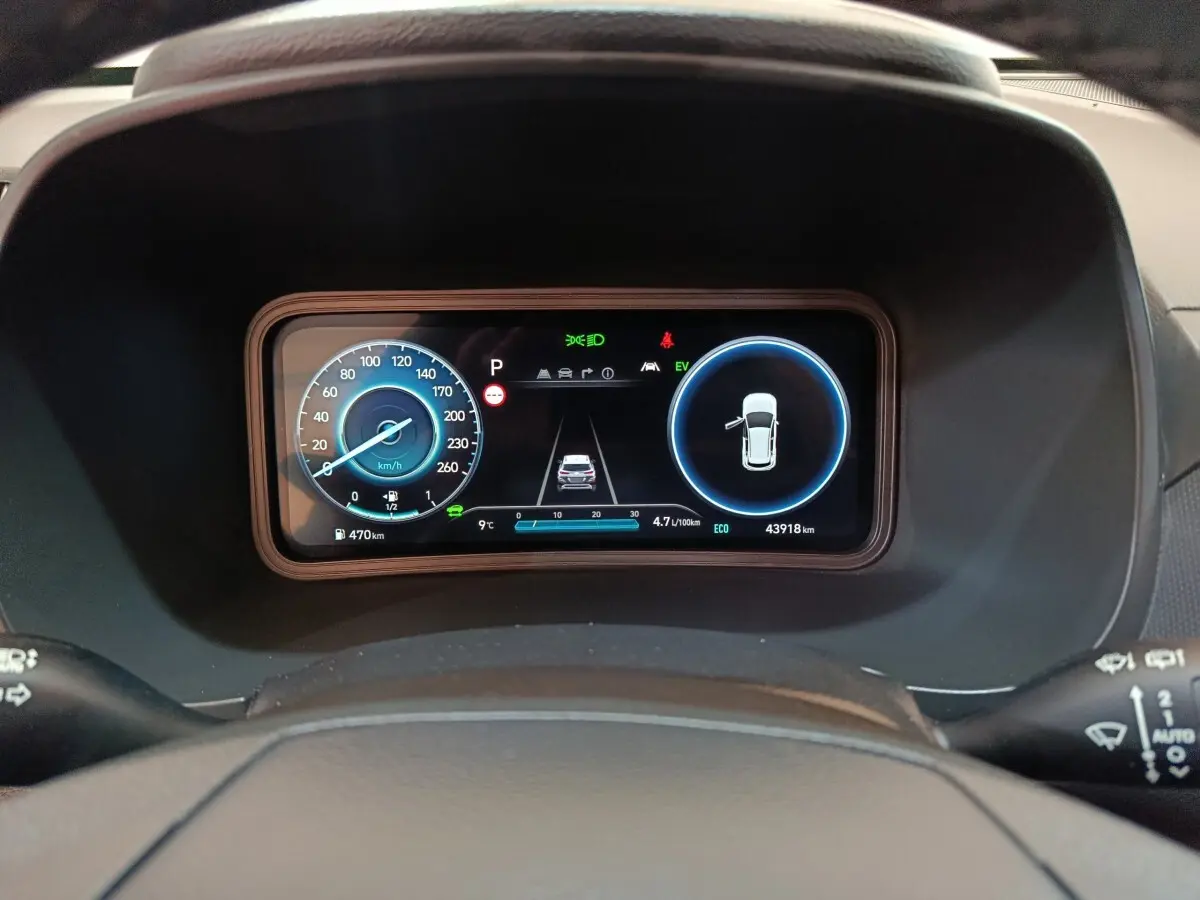 Vue rapprochée du tableau de bord numérique du Hyundai Kona gris foncé, affichant la vitesse et l'état du véhicule.