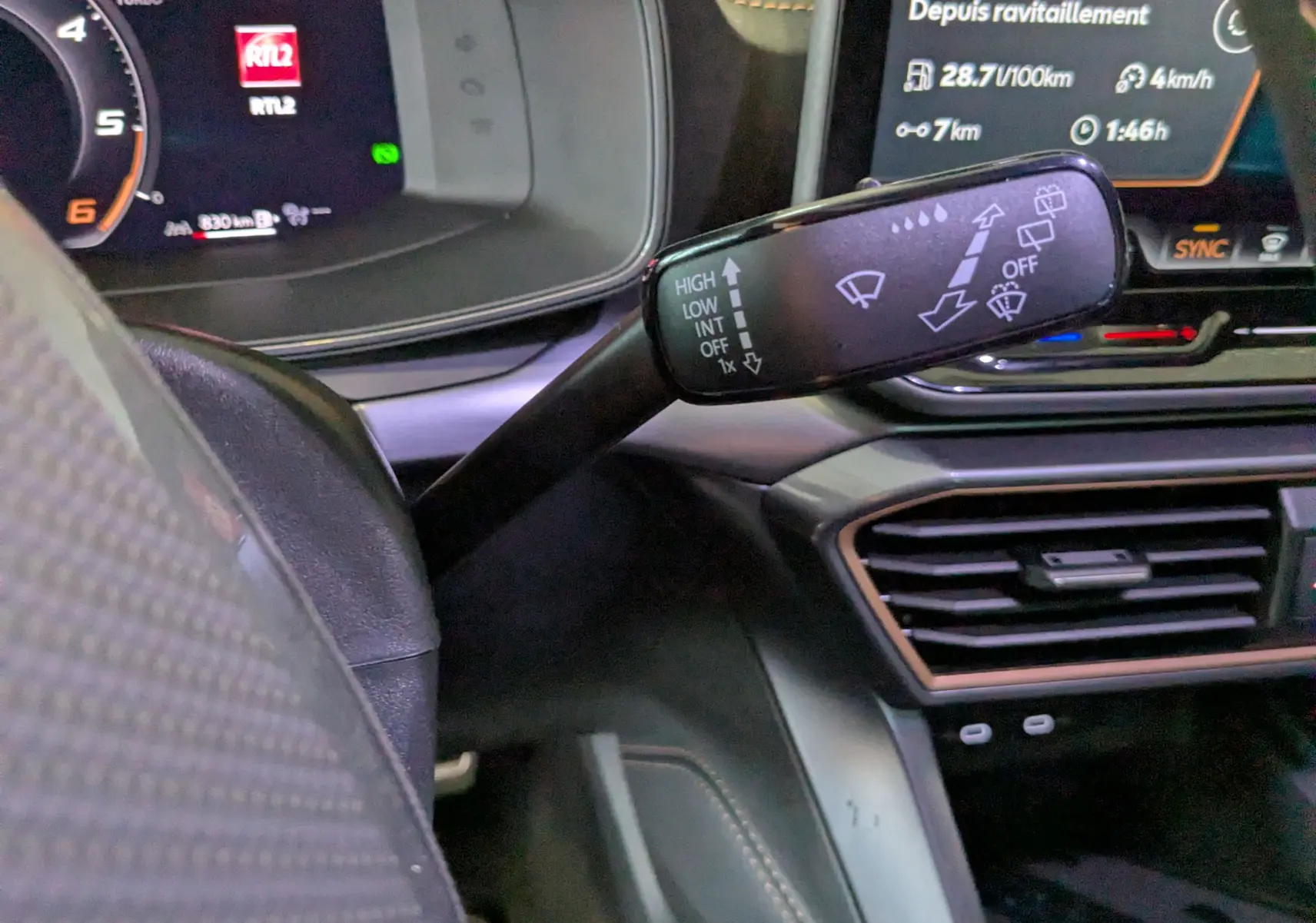 Gros plan sur la manette d'essuie-glace côté droit du tableau de bord du CUPRA LEON ST gris Magnetic 2025.