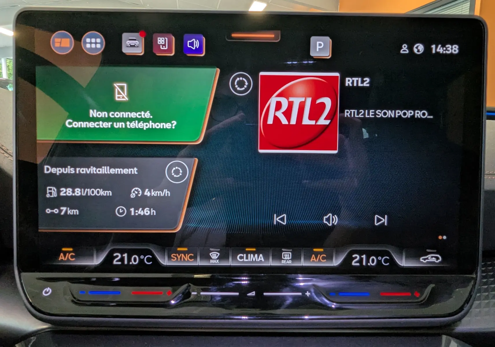 Écran tactile 12,9 pouces du système d'infodivertissement de la CUPRA LEON ST 2025 affichant la radio RTL2.
