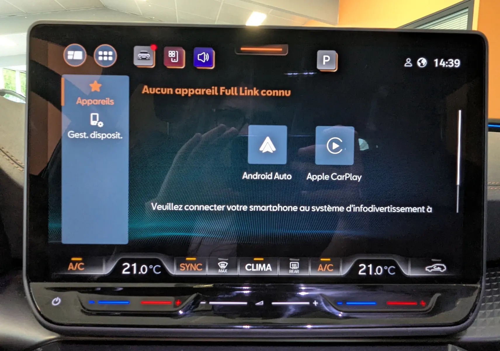 Écran tactile central du système d'infodivertissement de la CUPRA LEON ST 2025 avec interface Full Link et commandes climatisation.