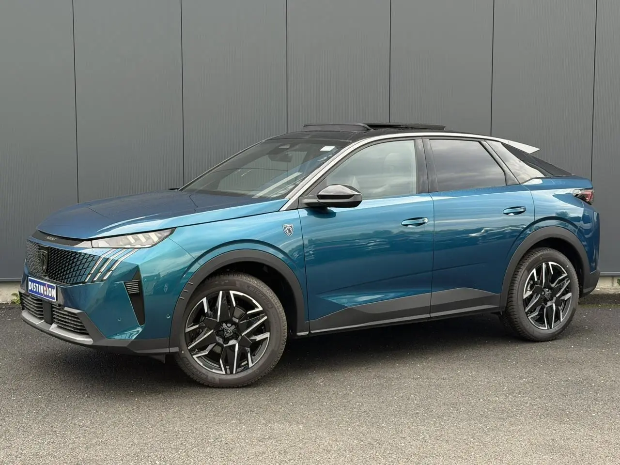 Peugeot 3008 Hybrid GT bleu Obsession avec toit ouvrant, vue de profil côté gauche sur fond neutre.