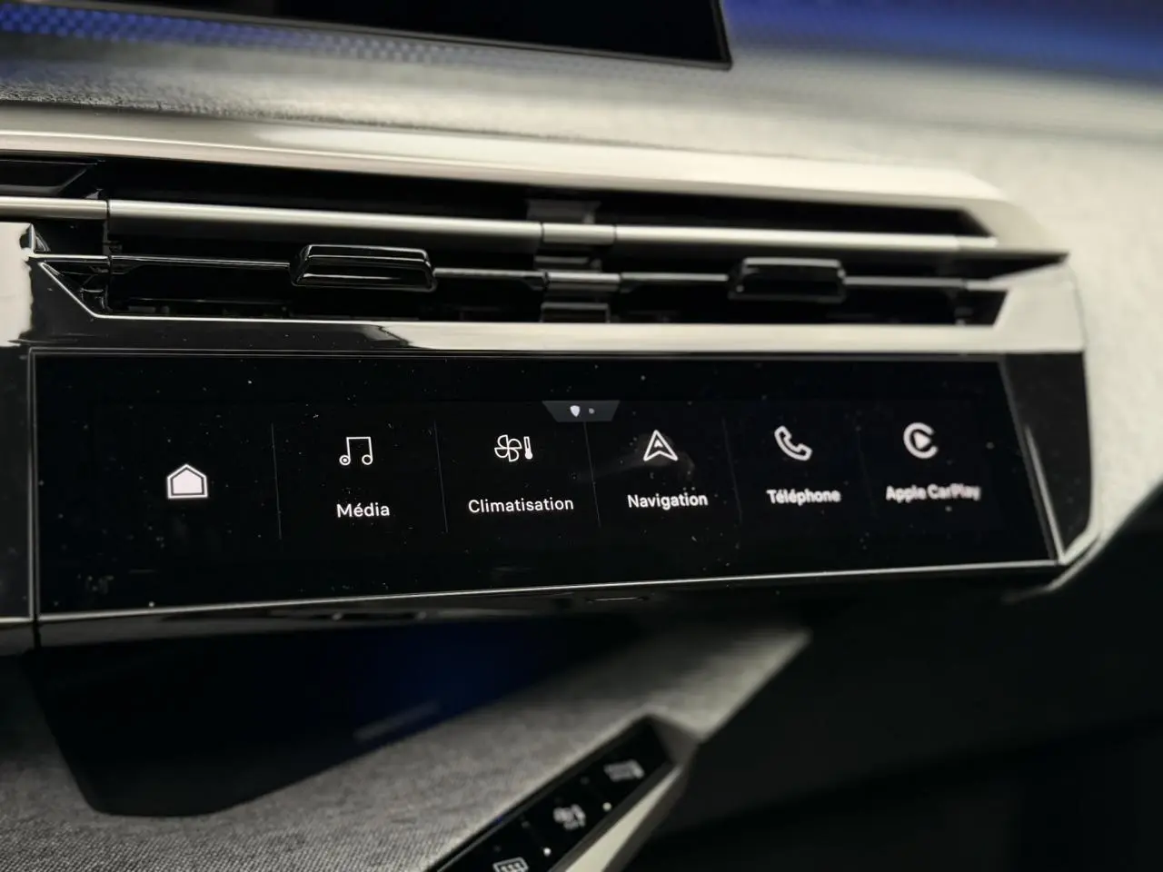 Écran tactile central noir du tableau de bord Peugeot 3008 Hybrid 2026 avec commandes multimédia et climatisation.