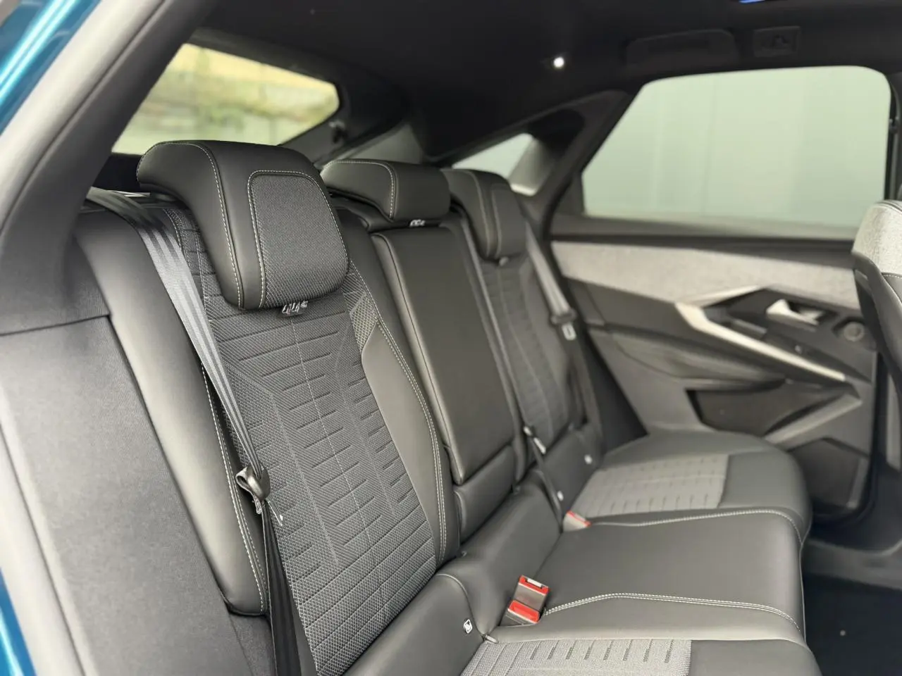 Vue intérieure côté droit des sièges arrière en tissu noir et gris du Peugeot 3008 Hybrid 145 e-DSC6 GT 2026.
