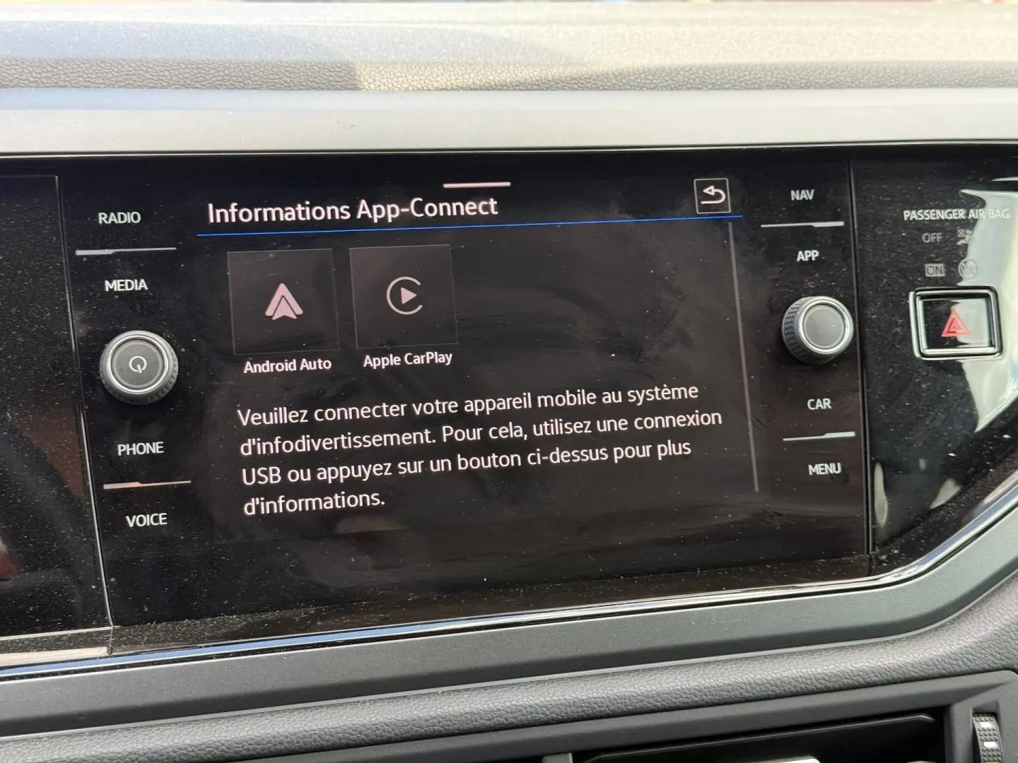 Écran tactile central du Volkswagen Taigo 2025 affichant la connexion Android Auto et Apple CarPlay, vue de face.