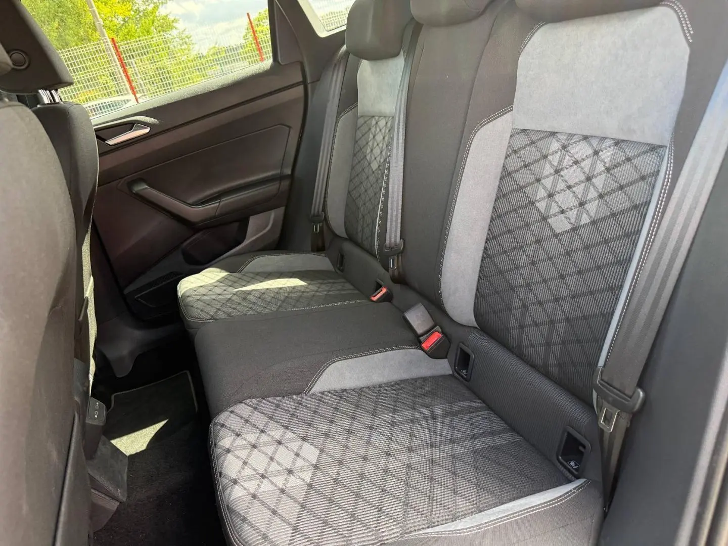 Vue côté droit de la banquette arrière en tissu gris à motifs géométriques du Volkswagen Taigo 2025.