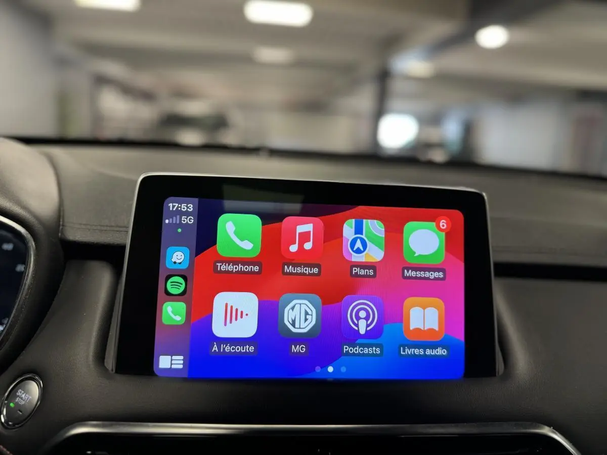 Écran tactile 10,1" affichant Apple CarPlay dans l'habitacle noir du MG MOTOR EHS 2022 hybride rechargeable.