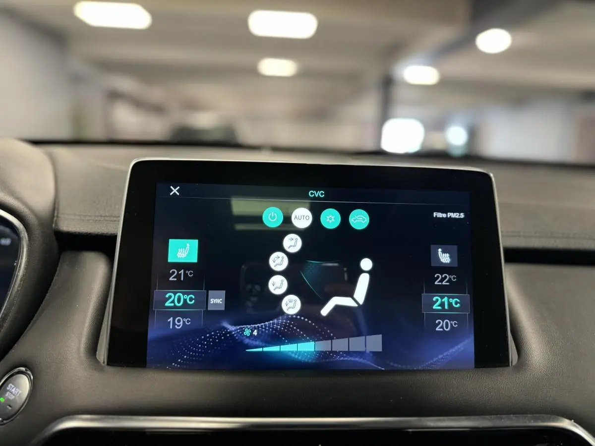 Écran tactile central du MG MOTOR EHS 2022 affichant la climatisation bi-zone avec réglages de température et ventilation.