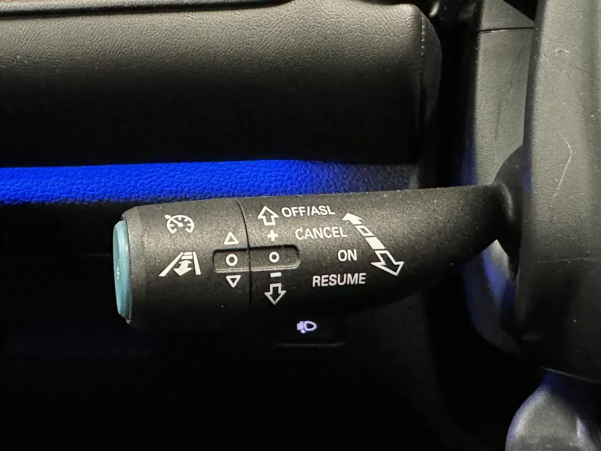 Levier de commande du régulateur de vitesse sur MG MOTOR EHS 1.5T PHEV 2022 avec éclairage bleu d'ambiance intérieur