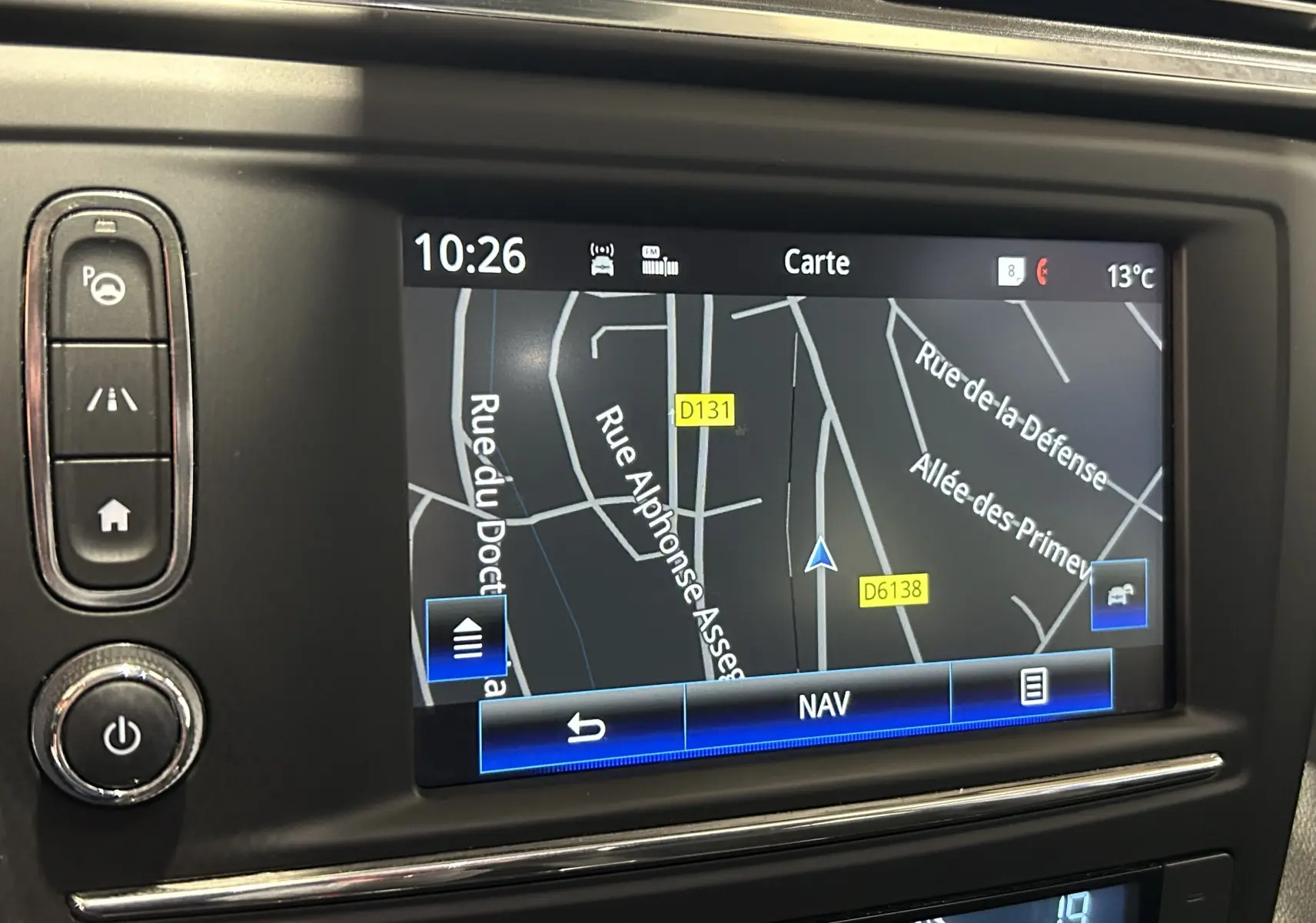 Écran tactile du système de navigation du Renault Kadjar TCe 130, affichant une carte routière en intérieur.