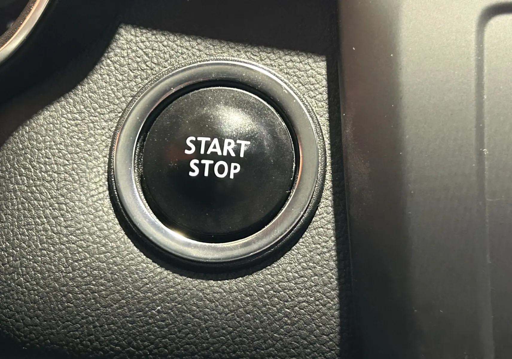 Bouton noir Start Stop en gros plan sur le tableau de bord du Renault Kadjar TCe 130 EDC energy Intens 2017.