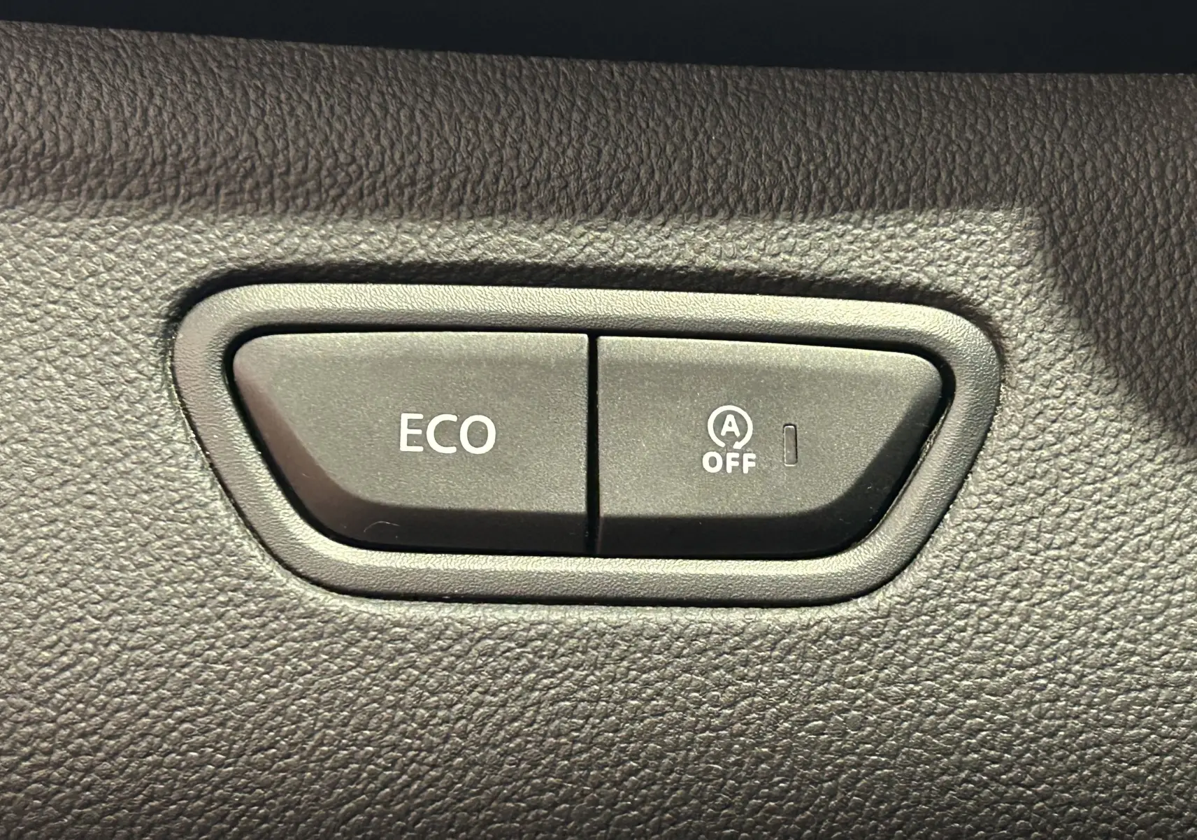 Boutons ECO et désactivation du système start-stop sur le tableau de bord du Renault Kadjar bleu 2017.