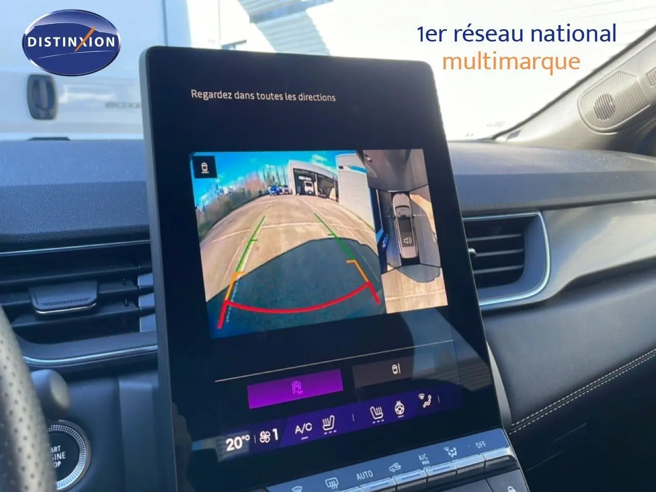 Vue intérieure centrée sur l'écran tactile affichant la caméra de recul d'une Renault Symbioz bleu Iron Metal, version hybride 2025.