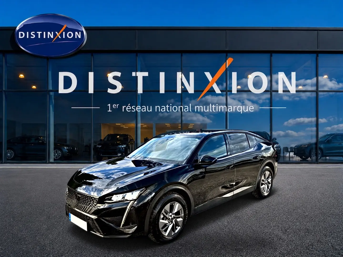 PEUGEOT 408 Hybrid 145 allure e-dcs6 noir en 3/4 avant droit, avec phares LED et jantes alu visibles devant showroom Distinxion.