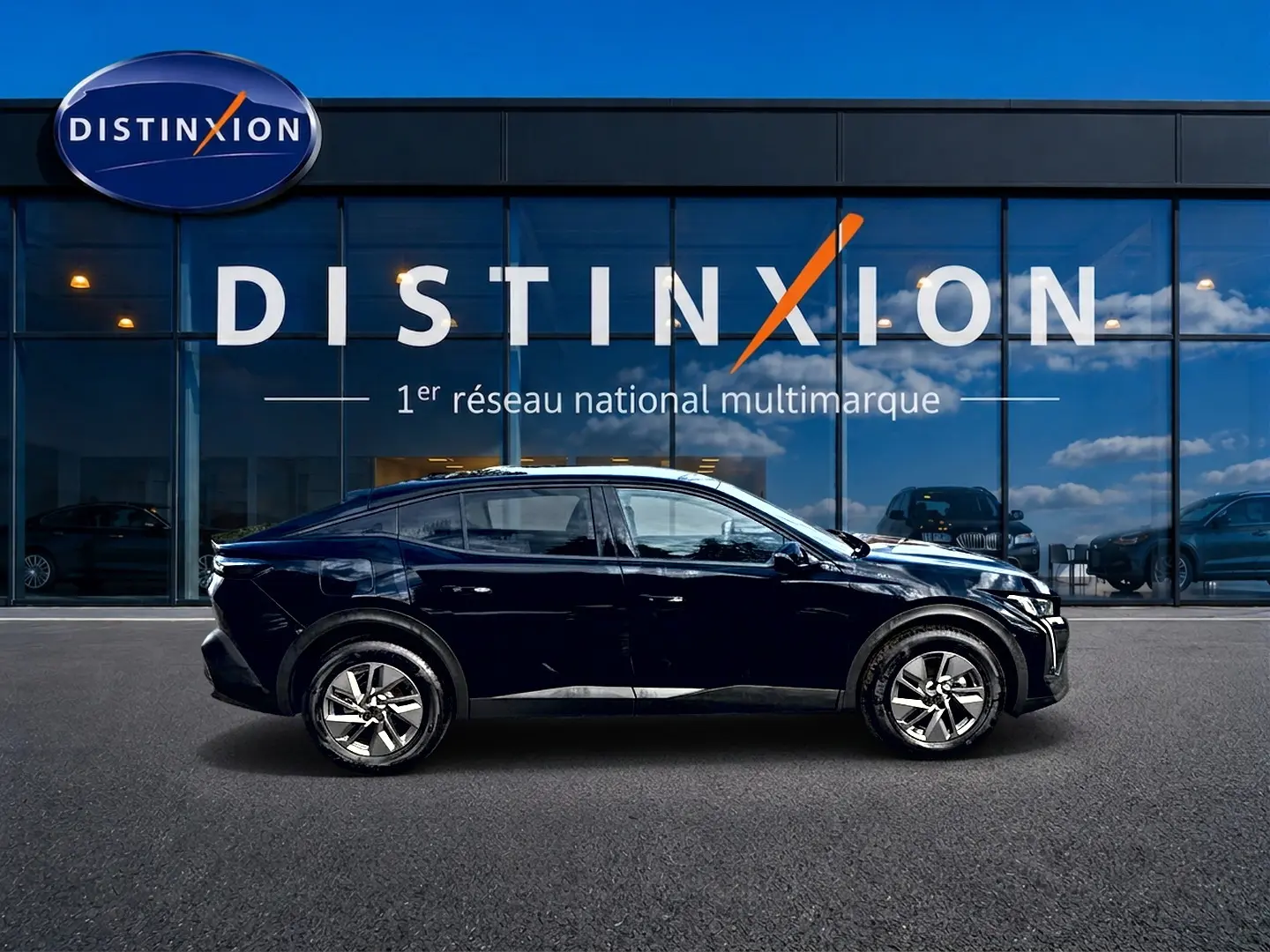 Peugeot 408 Hybrid 145 allure e-dcs6 noir, vue profil droit, jantes alu et vitres arrière surteintées.