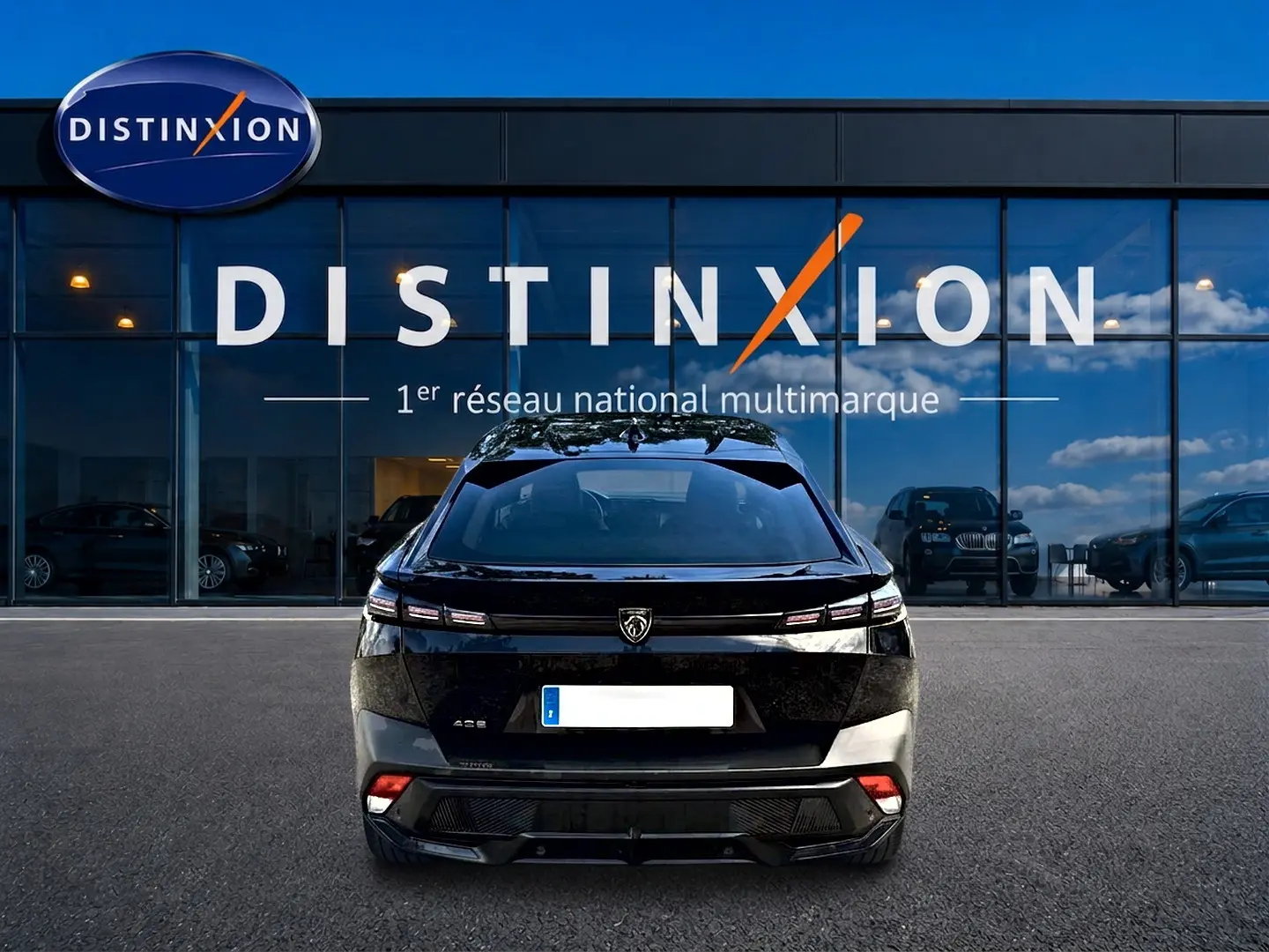 Vue arrière d'une Peugeot 408 Hybrid 145 Allure noire, avec feux LED et logo Peugeot bien visibles.