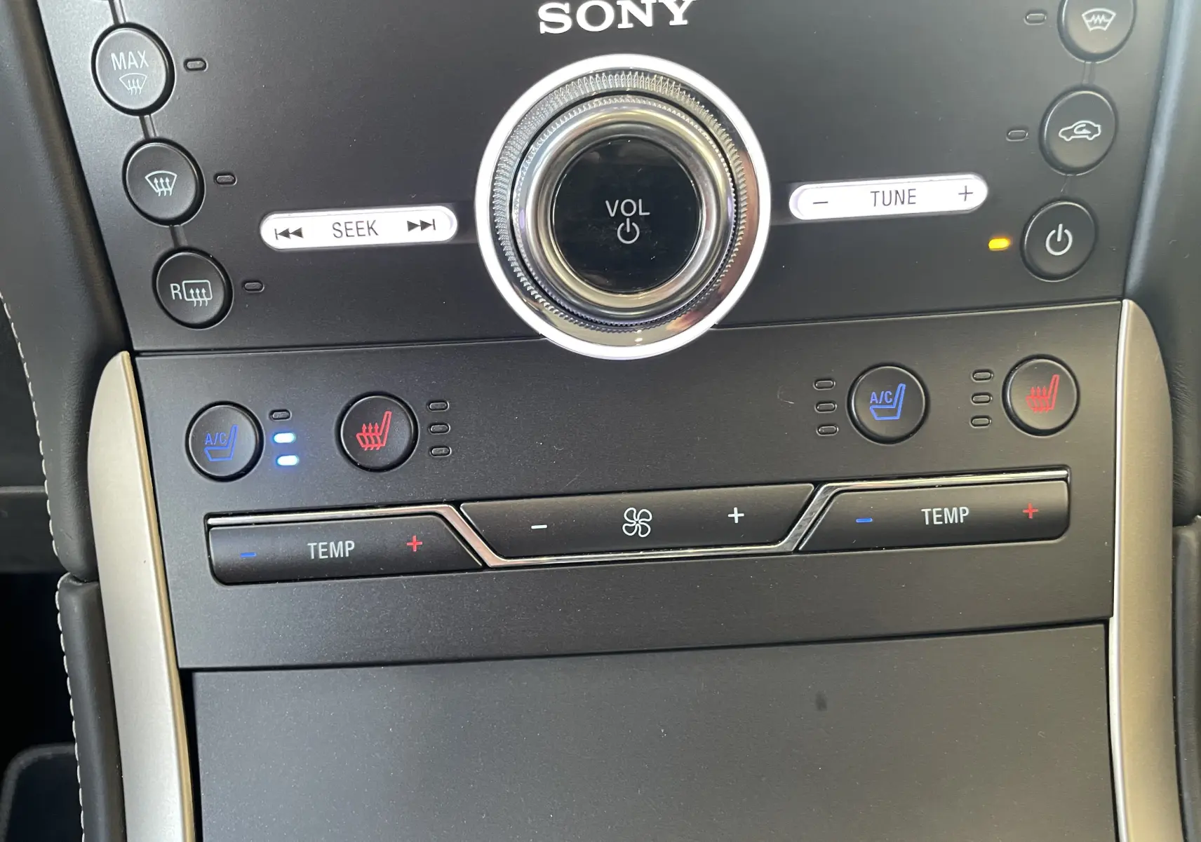 Gros plan sur la console centrale du Ford S-MAX Vignale 2022, avec commandes climatisation et audio Sony.