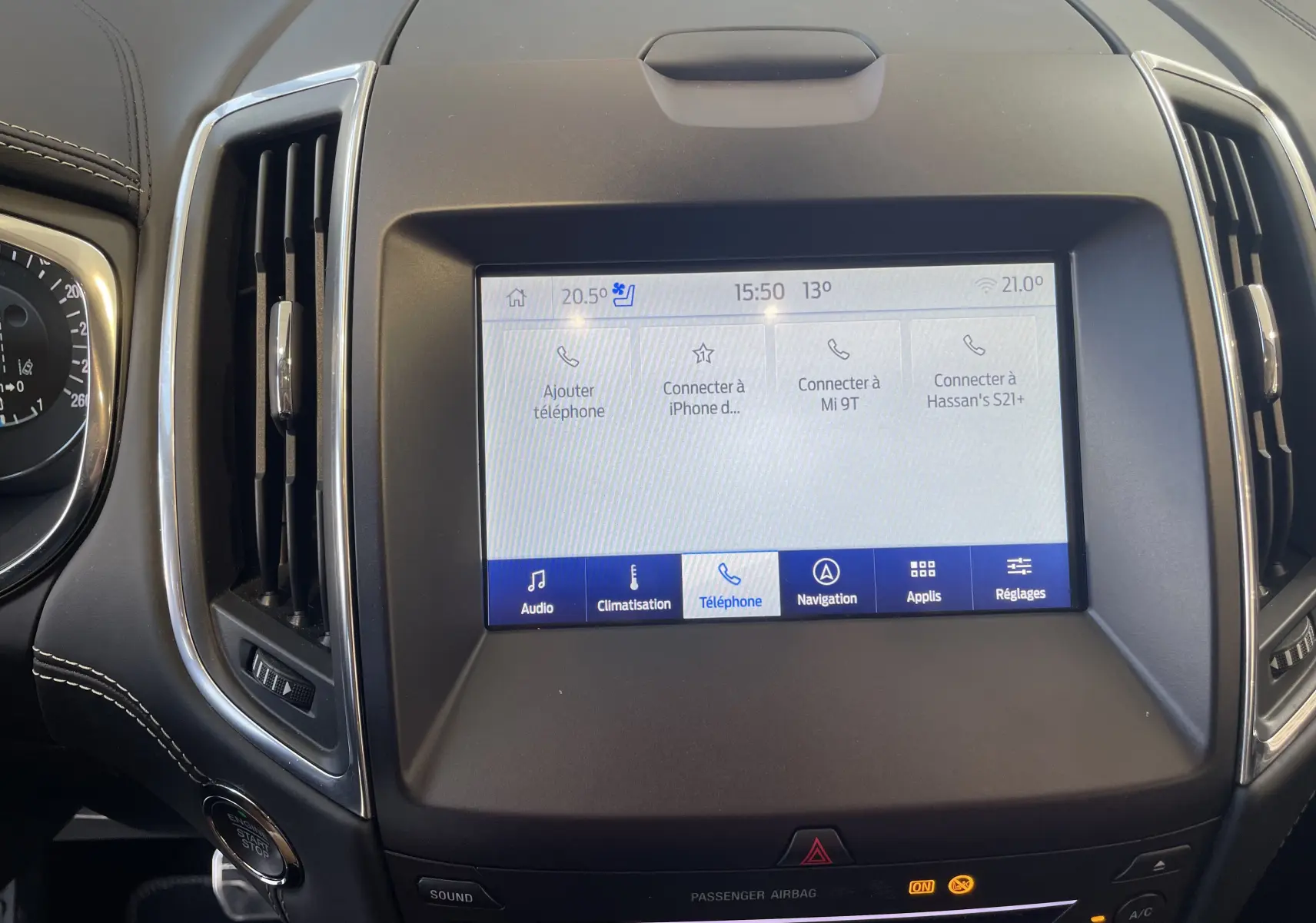 Écran tactile central du Ford S-MAX Vignale 2022 en gris, affichant le menu de connexion téléphonique et climatisation.