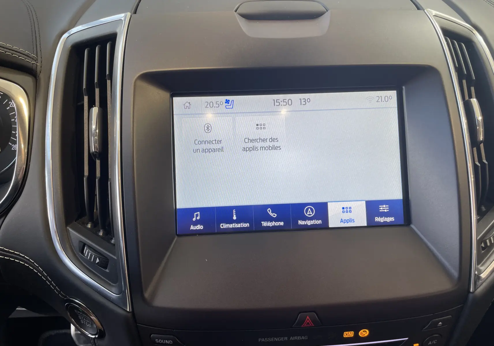 Écran tactile central du tableau de bord du Ford S-MAX Vignale 2022 avec interface multimédia et commandes climatisation.