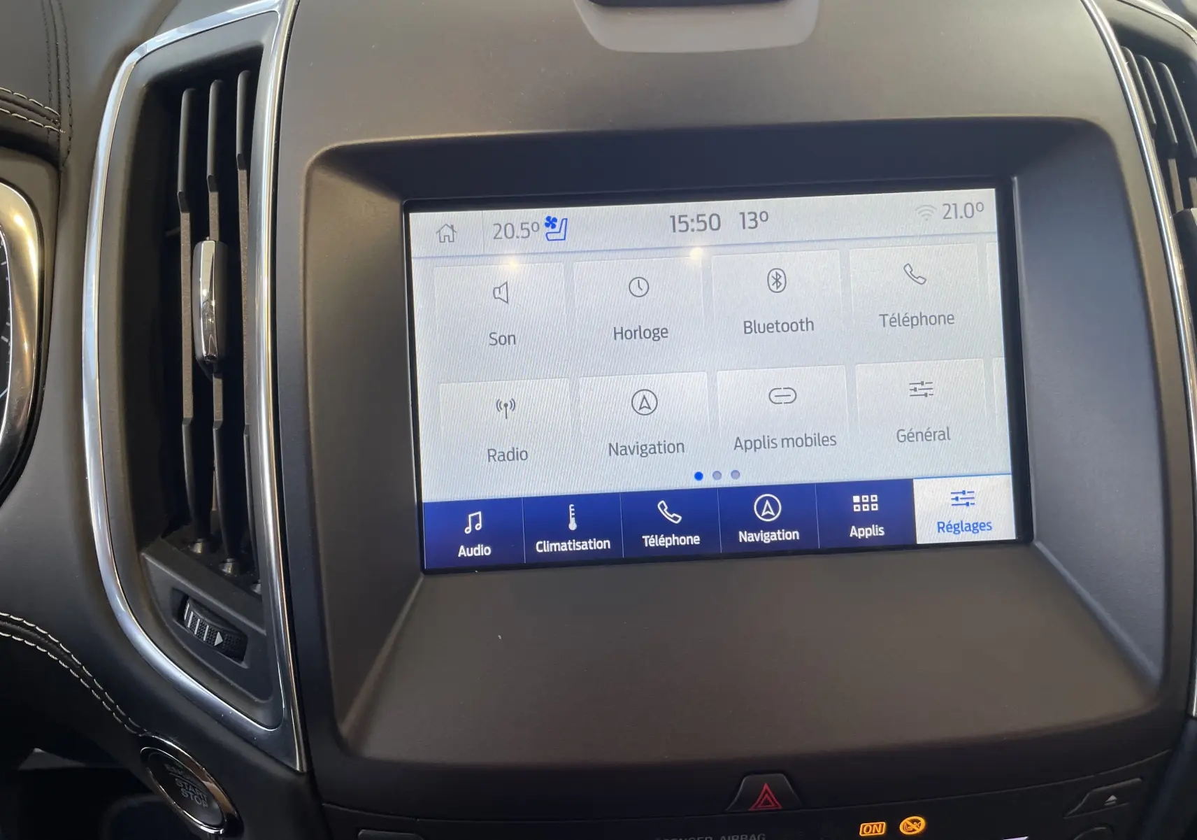 Écran tactile central du tableau de bord du Ford S-MAX Vignale 2022, affichant les réglages multimédias et climatisation.