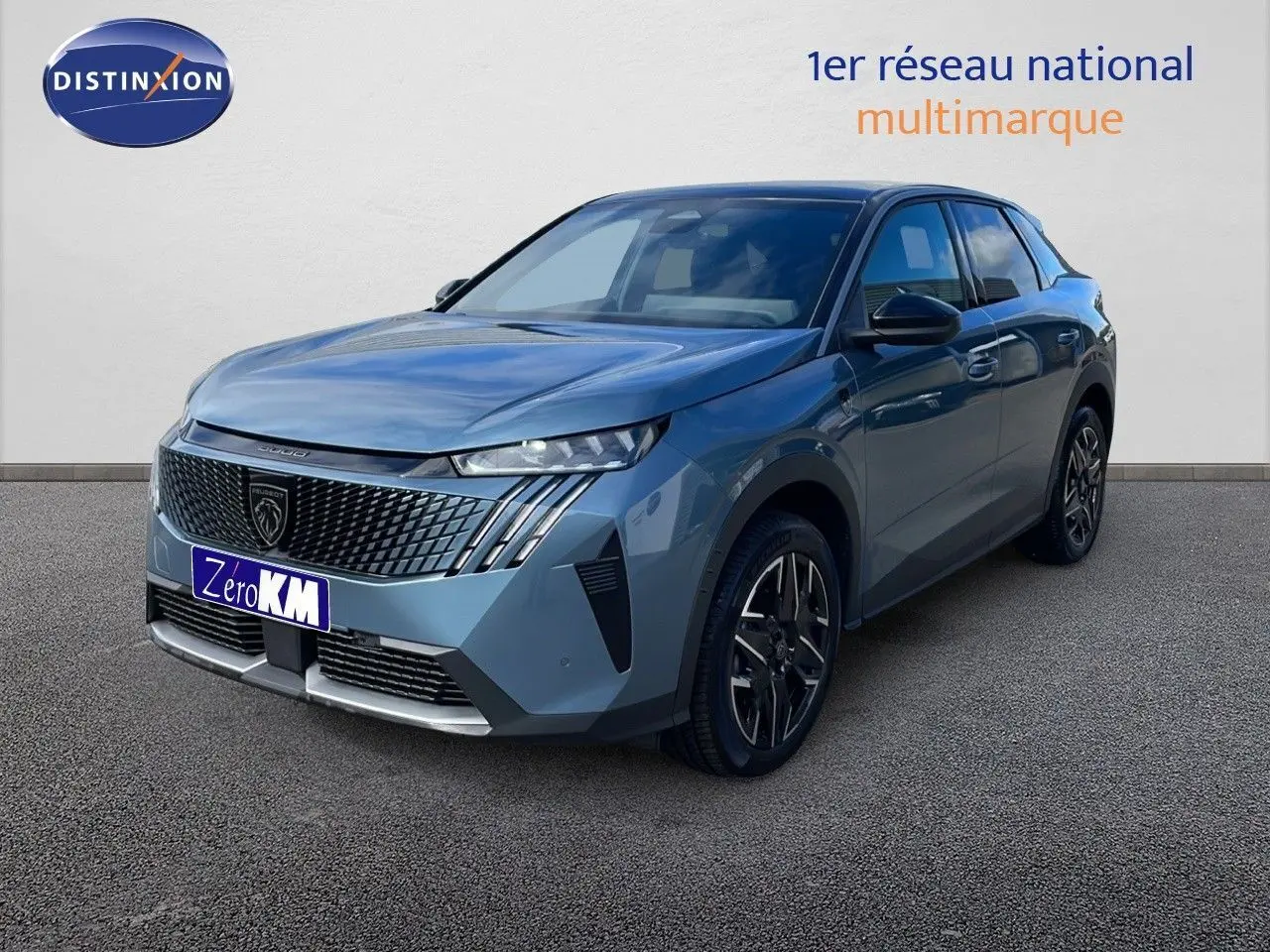 Peugeot 3008 hybride 2025 bleu Ingaro métal avec toit noir, vue 3/4 avant droit sur fond neutre.