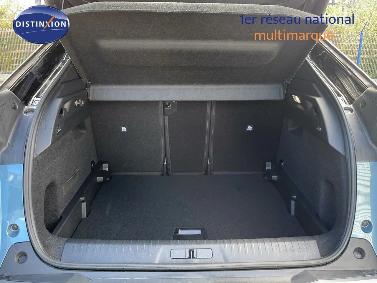 Coffre ouvert du Peugeot 3008 bleu Ingara Metal avec toit noir, vue arrière montrant l'espace de chargement vide.