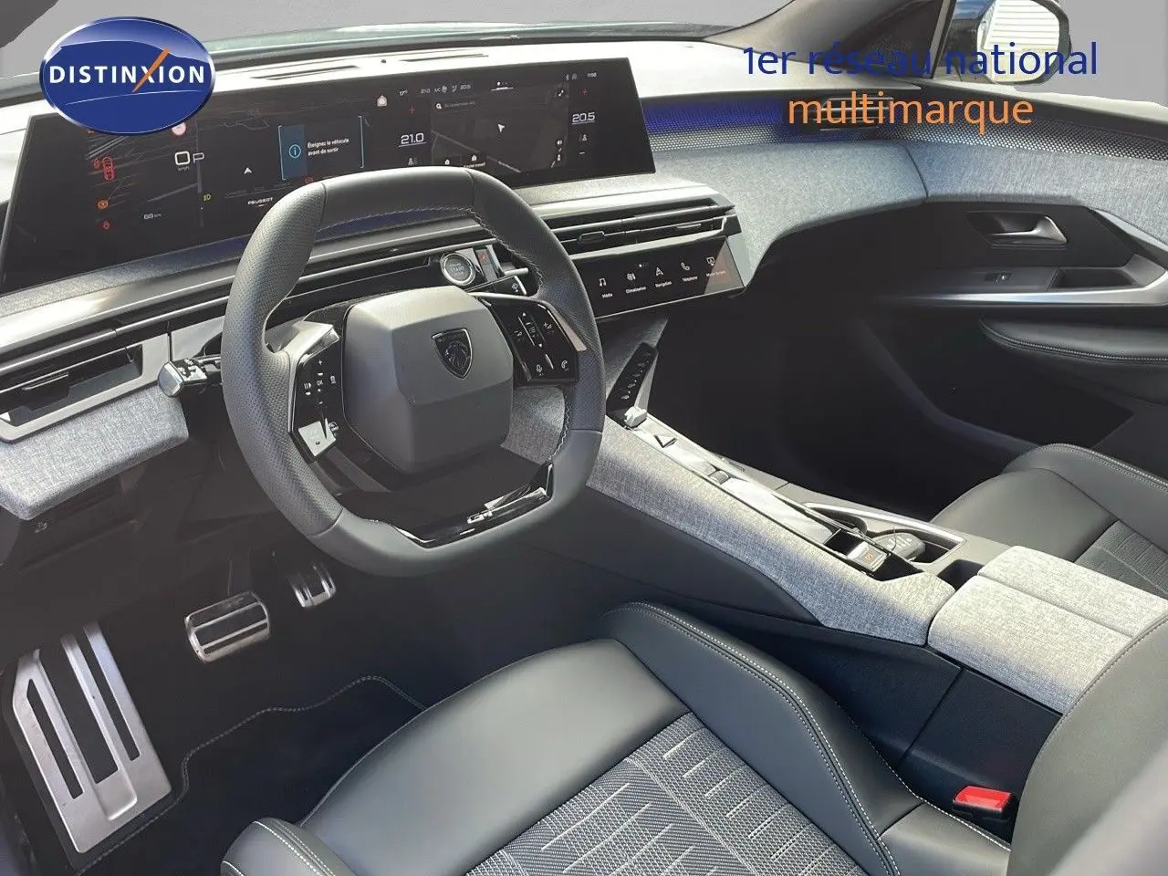 Intérieur moderne du Peugeot 3008 2025, vue côté conducteur, avec volant compact et sellerie cuir noir et tissu gris.