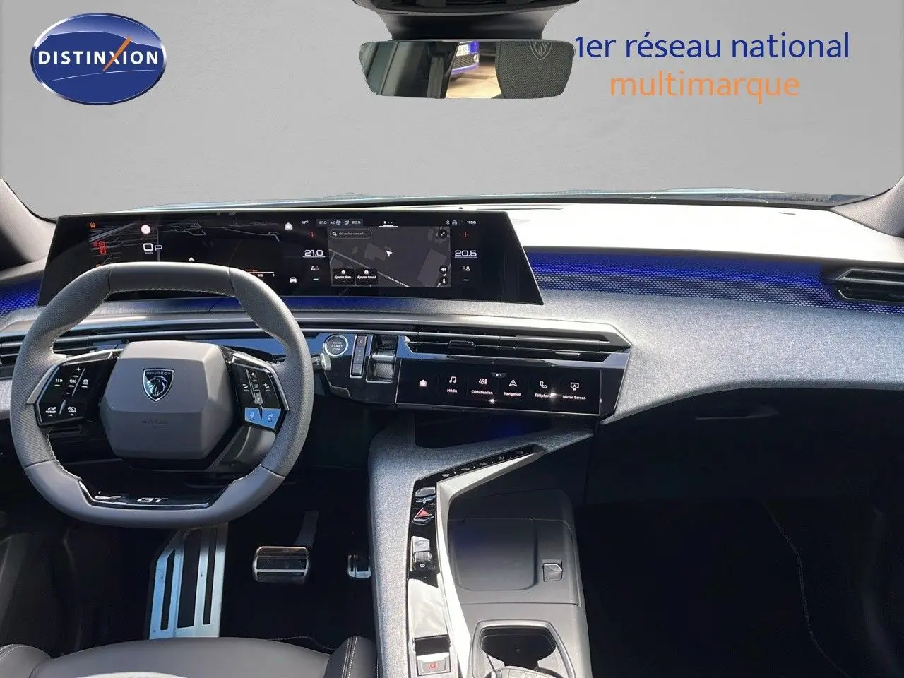 Intérieur Peugeot 3008 2025 vue tableau de bord et volant GT, finition cuir noir avec éclairage d'ambiance bleu.