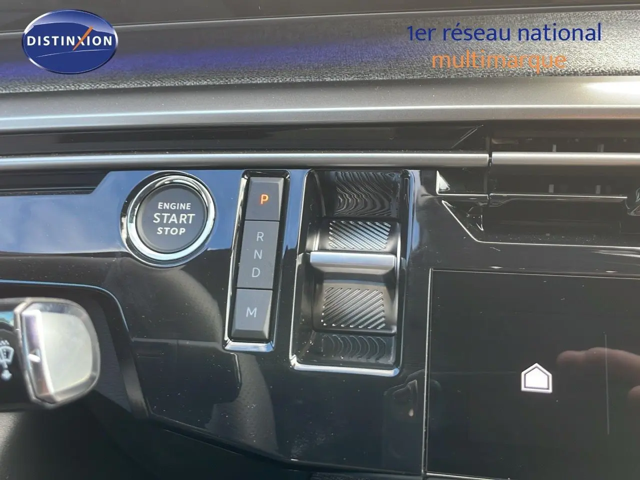 Détail de la console centrale du Peugeot 3008 Hybrid 2025 avec bouton start/stop et commandes de boîte automatique.