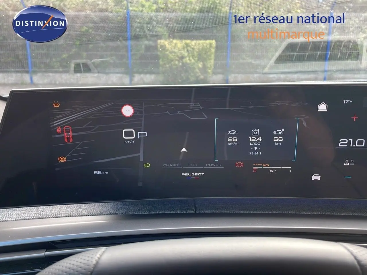 Affichage numérique du tableau de bord du Peugeot 3008 hybride 2025 montrant vitesse, consommation et autonomie.