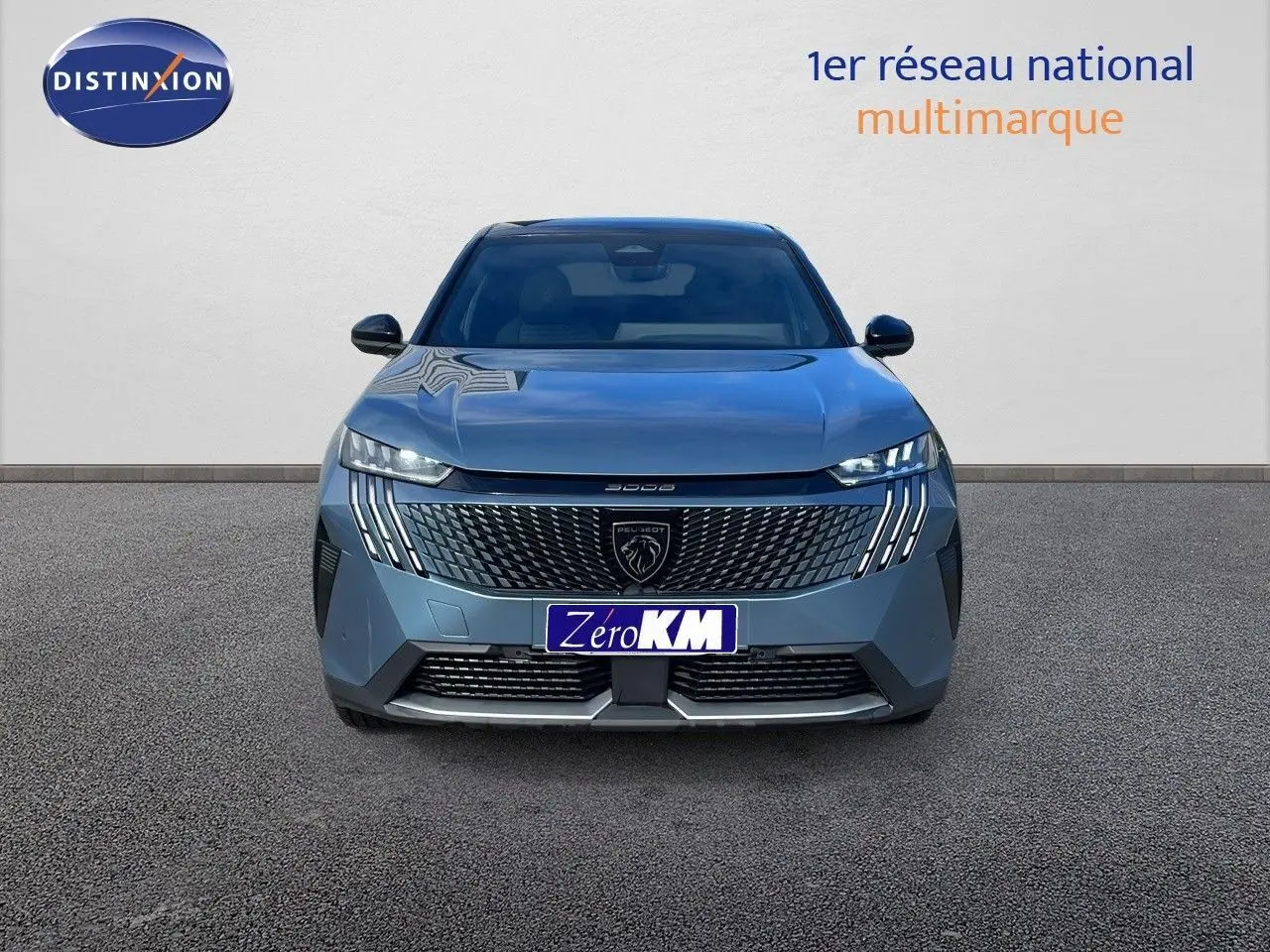 Vue frontale du Peugeot 3008 hybride 2025 en bleu Ingaro métal avec toit noir et calandre distinctive lumineuse.