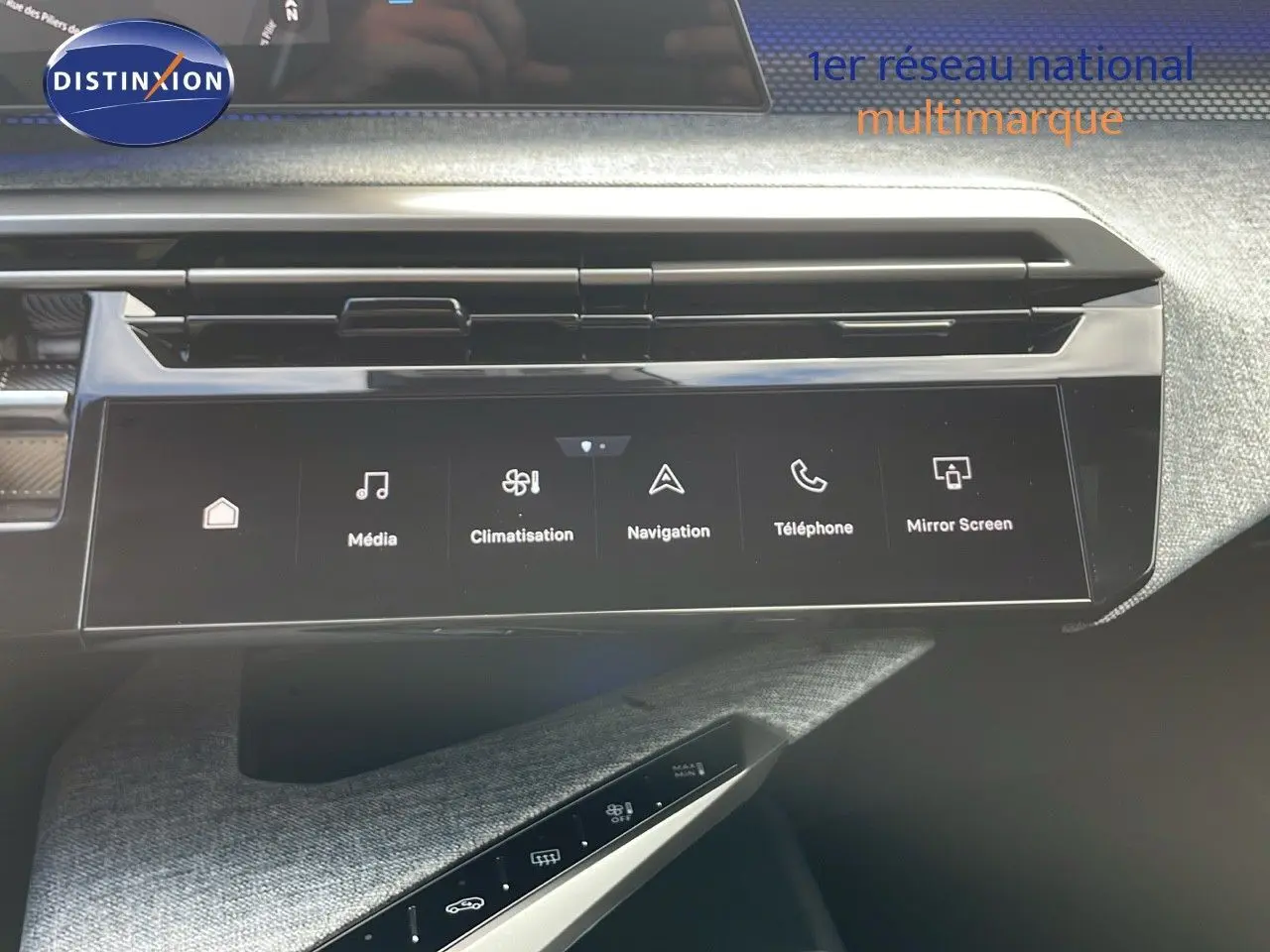 Tableau de bord du Peugeot 3008 hybride 2025 avec écran tactile central et commandes climatisation visibles.