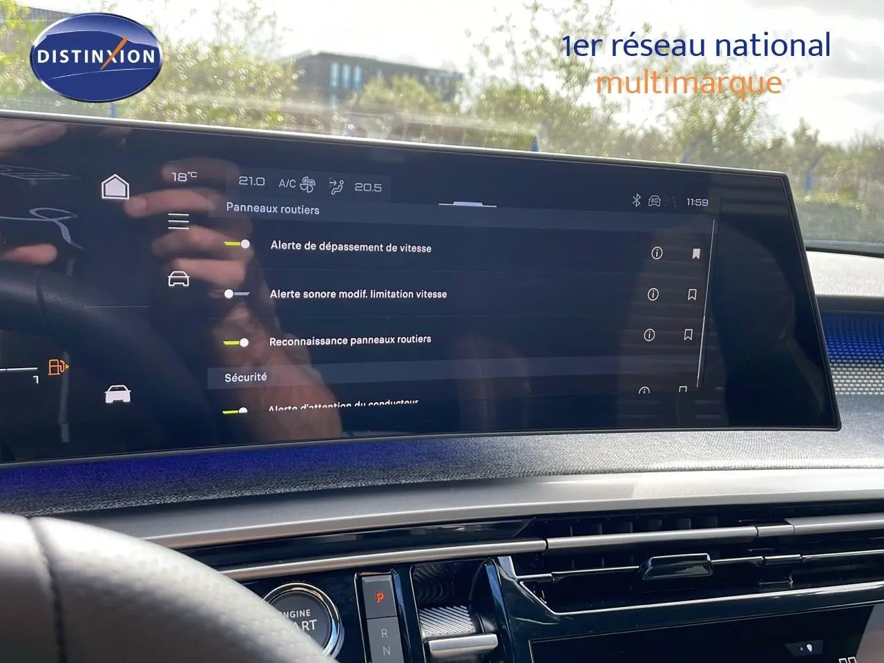 Écran tactile central affichant les alertes de sécurité sur le tableau de bord du Peugeot 3008 bleu Ingaro 2025.