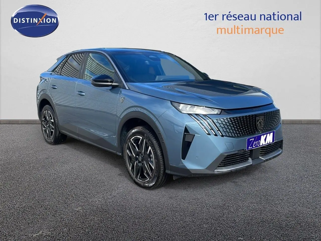 Peugeot 3008 hybride 2025 bleu Ingaro métal avec toit noir, vue 3/4 avant mettant en valeur la calandre distinctive.