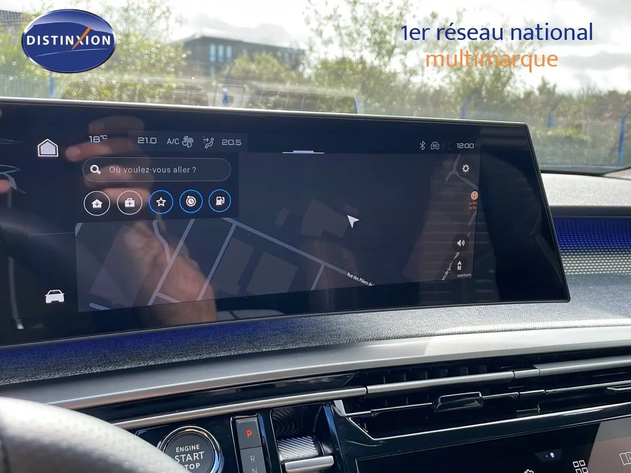 Vue rapprochée de l'écran tactile central du Peugeot 3008 2025, affichant le GPS et la climatisation.
