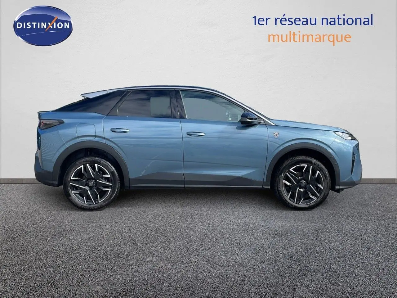 Profil droit du Peugeot 3008 1.2 Hybrid 136ch GT bleu Ingaro avec toit noir et jantes alliage 19 pouces.