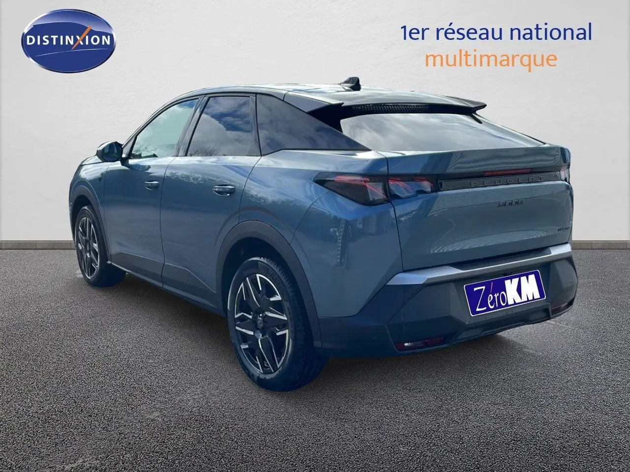 Peugeot 3008 hybride 2025 bleu Ingaro métal avec toit noir, vue 3/4 arrière côté gauche sur parking.