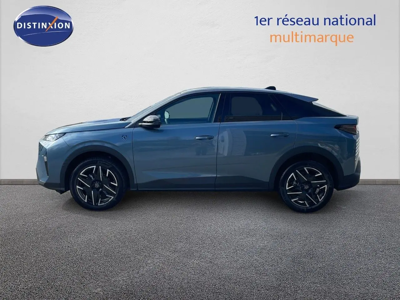Profil côté gauche du Peugeot 3008 hybride 2025 bleu Ingaro avec toit noir et jantes noires distinctives.