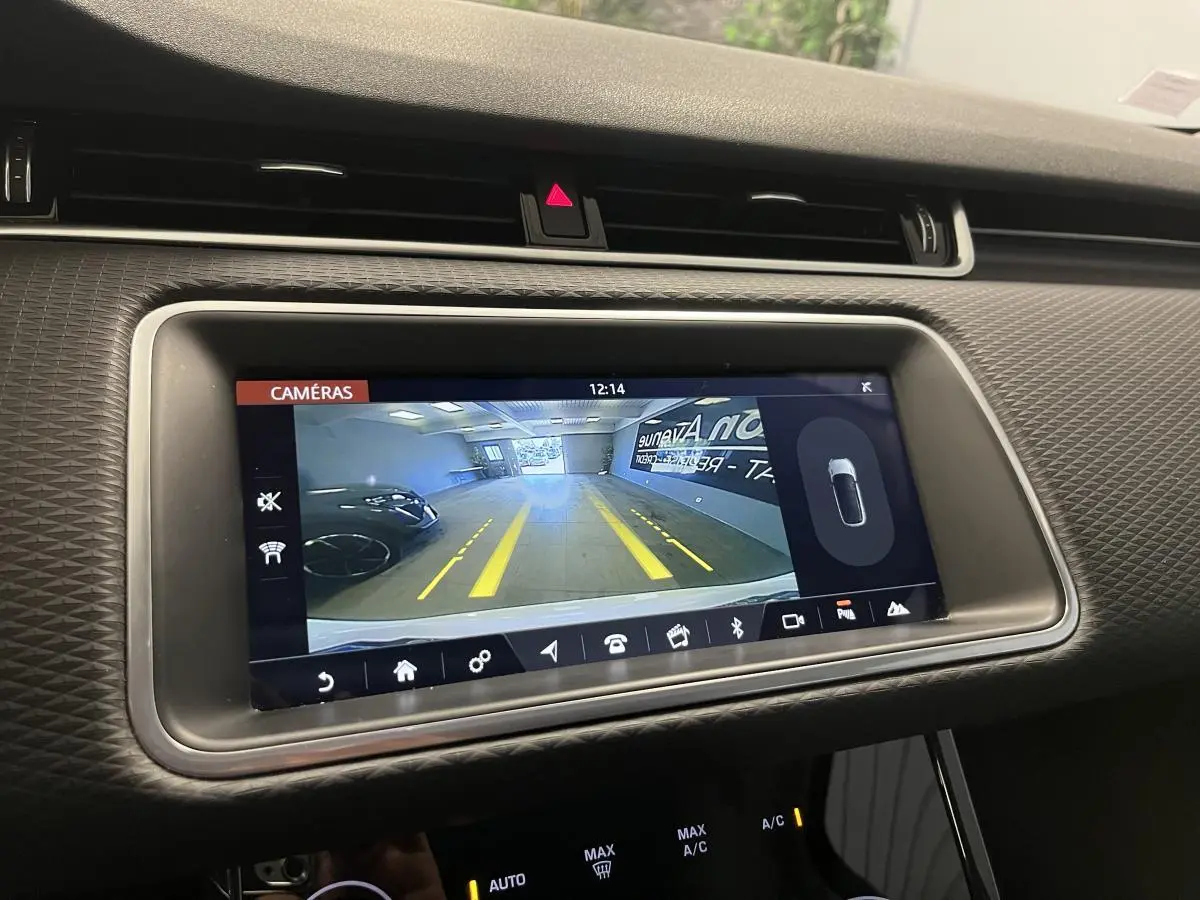 Écran tactile du Range Rover Evoque 2020 montrant la caméra de recul avec lignes de guidage jaunes.