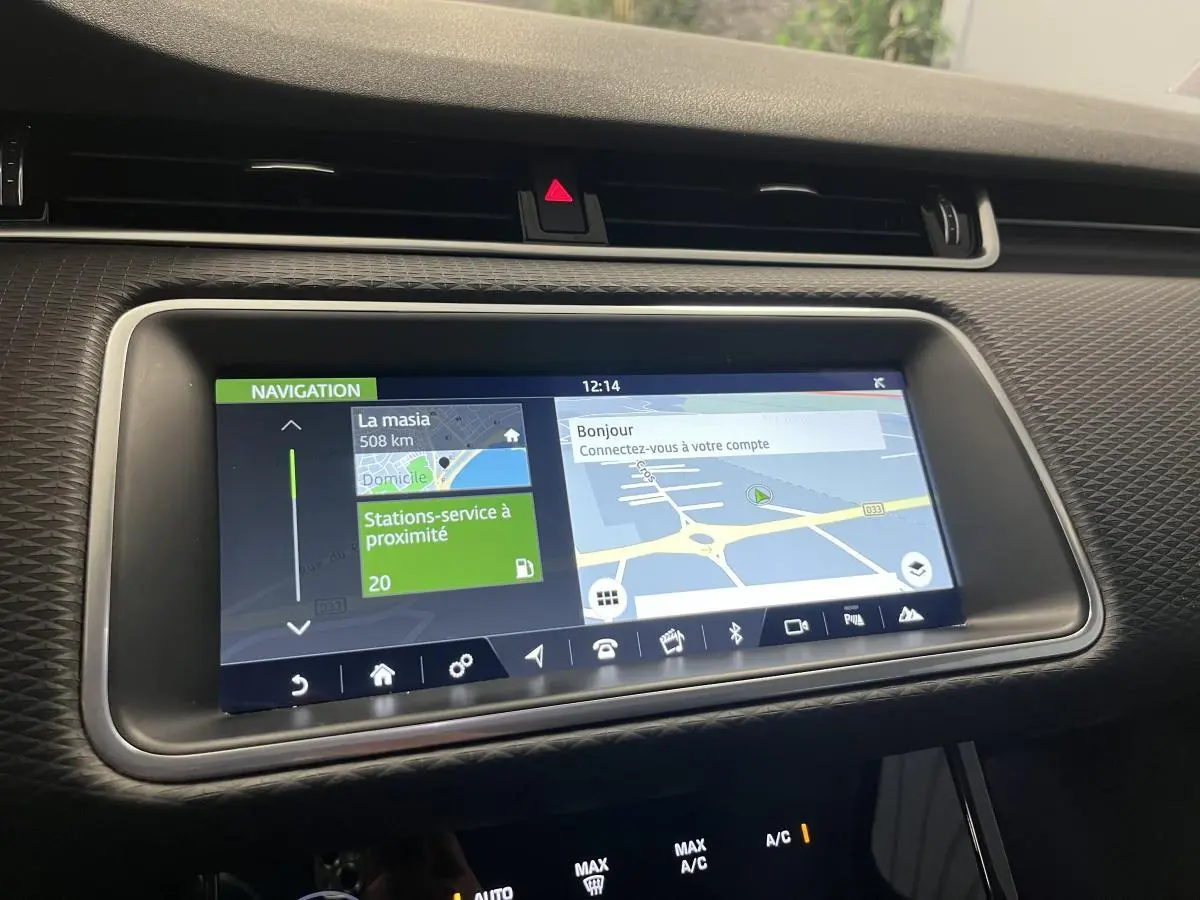 Écran tactile central du Range Rover Evoque 2020 affichant la navigation avec carte et options connectées.