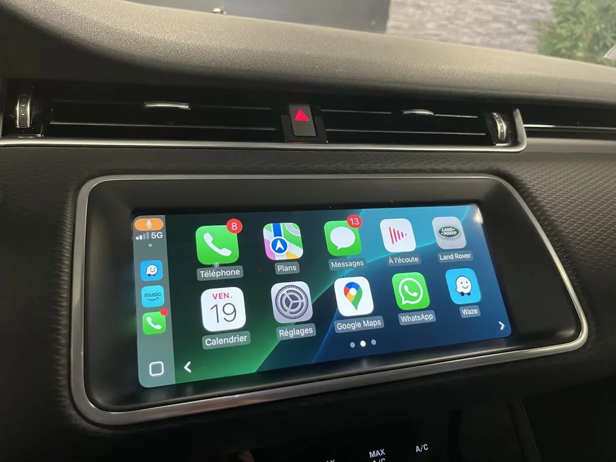 Écran tactile central du tableau de bord du Range Rover Evoque 2020 affichant des applications connectées.