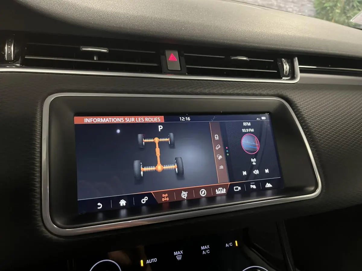 Écran tactile central du tableau de bord du Range Rover Evoque blanc 2020 montrant les informations sur les roues.